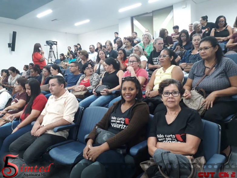 Trabalhadores administrativos lotam AL na Capital